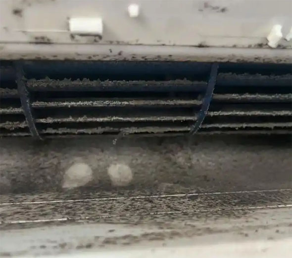 库车空调吹的风有股烧焦味是怎么回事